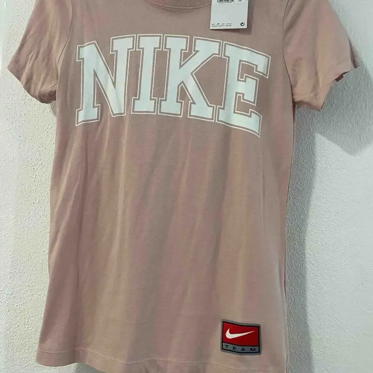 PLAYERA ROSA NIKE PARA MUJER TALLA XS